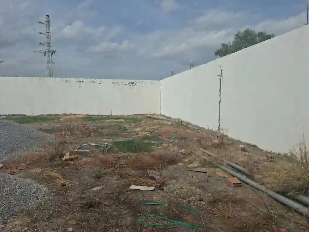 À Louer Dépôt 1000 m² Avec Grande Cour à Khlidia – Idéal