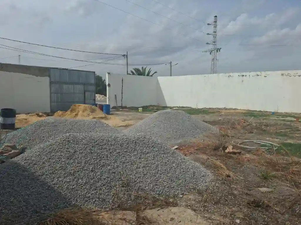 À Louer Dépôt 1000 m² Avec Grande Cour à Khlidia – Idéal - Vue 1