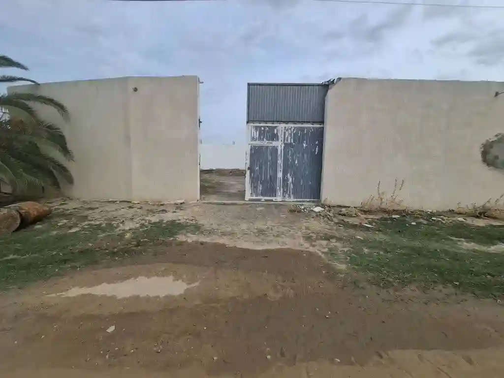 À Louer Dépôt 1000 m² Avec Grande Cour à Khlidia – Idéal - Vue 4