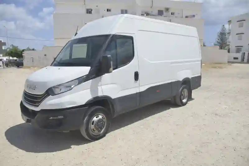 Vendre Voiture Iveco Daily Diesel 2023 - Vue 2