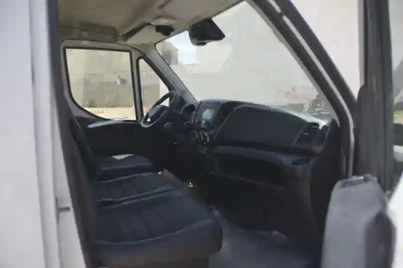 Vendre Voiture Iveco Daily Diesel 2023 - Vue 5