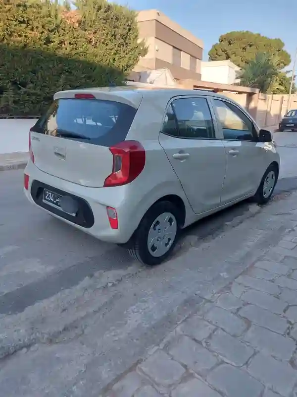 Kia Picanto Essence 2023 - Vue 3
