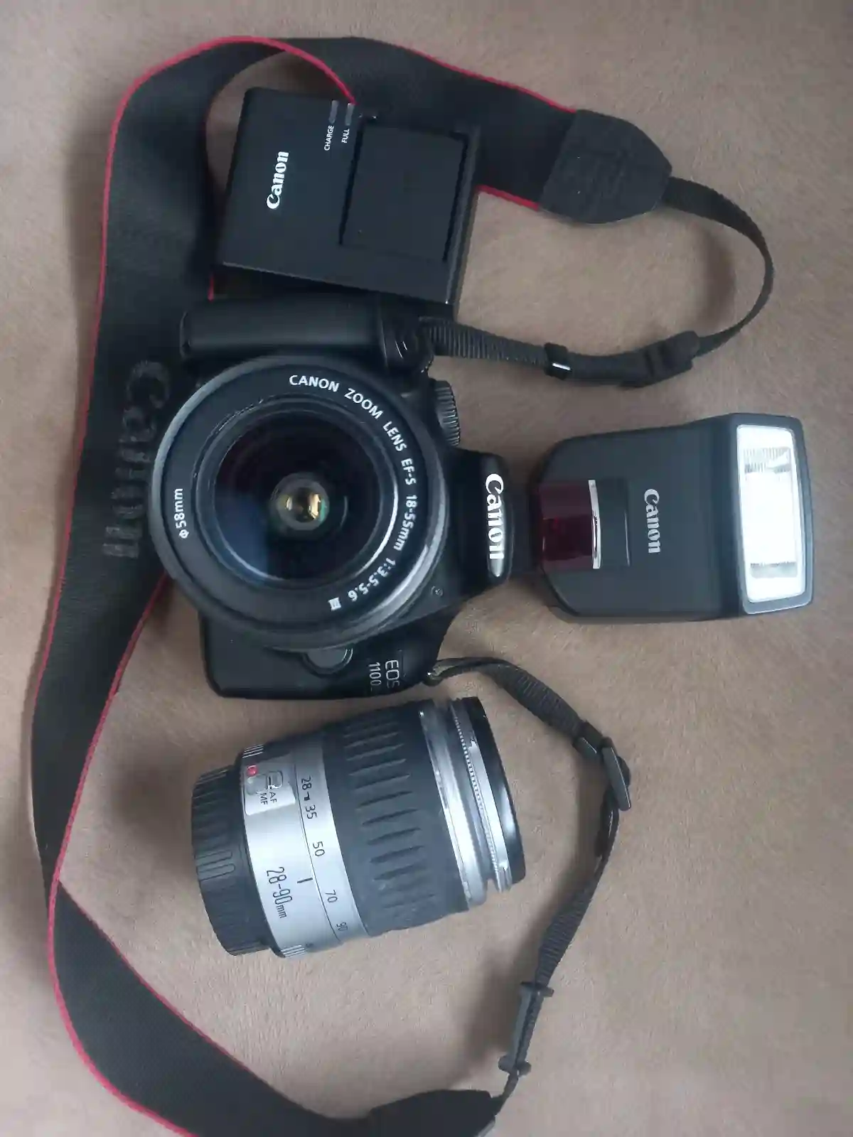 Canon 1100 Avec 2 Objectifs et Flash à El Kram - Vue 1