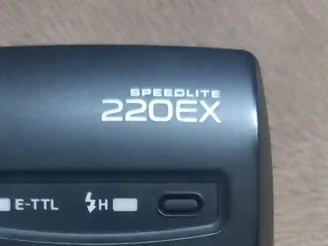 Canon 1100 Avec 2 Objectifs et Flash à El Kram - Vue 3