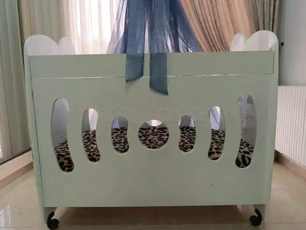 Lit Bébé Presque Neuve Avec Matelas - Vue 1