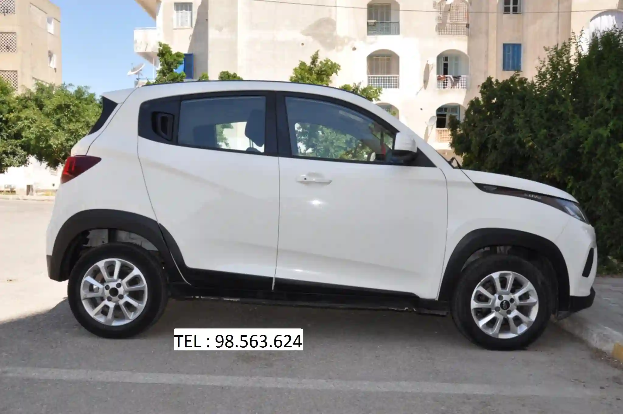 Mahindra Kuv 100 - Vue 1