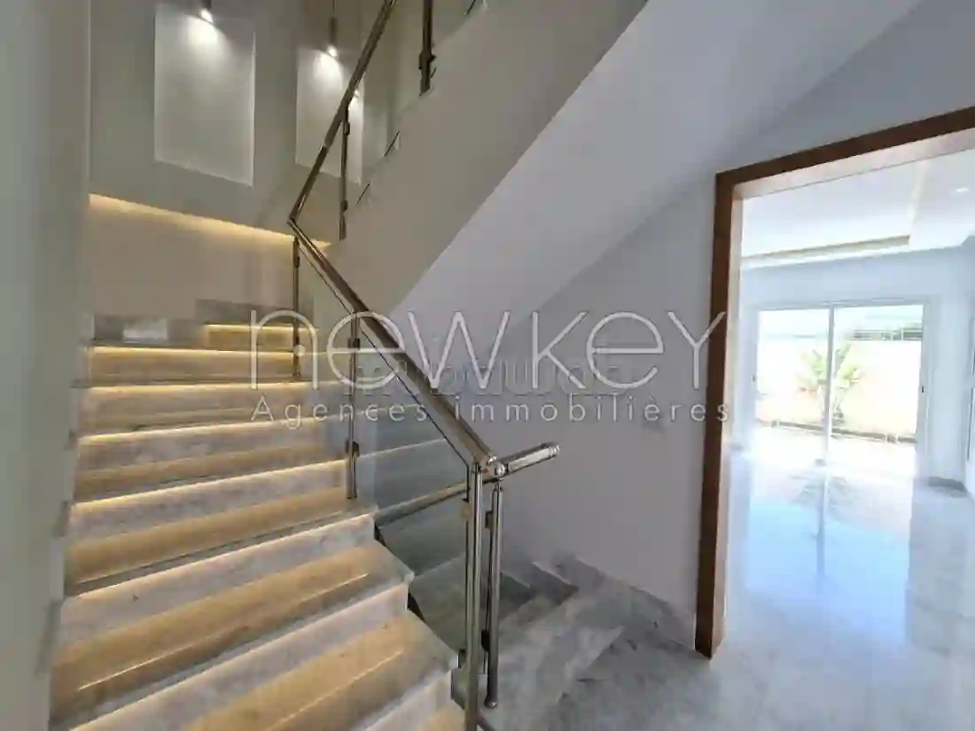 Jolie Villa en Triplex S5 Avec Piscine à La Soukra