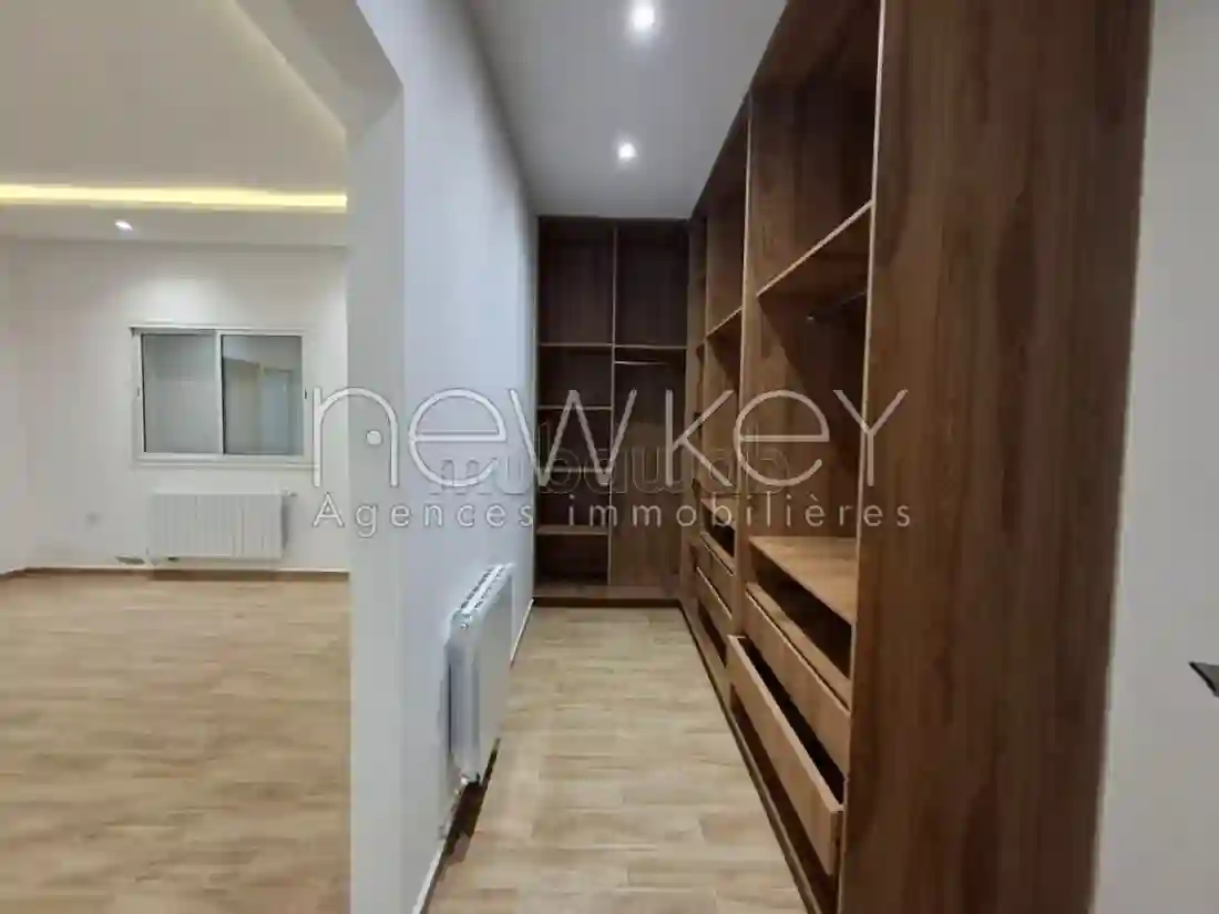 Jolie Villa en Triplex S5 Avec Piscine à La Soukra - Vue 3