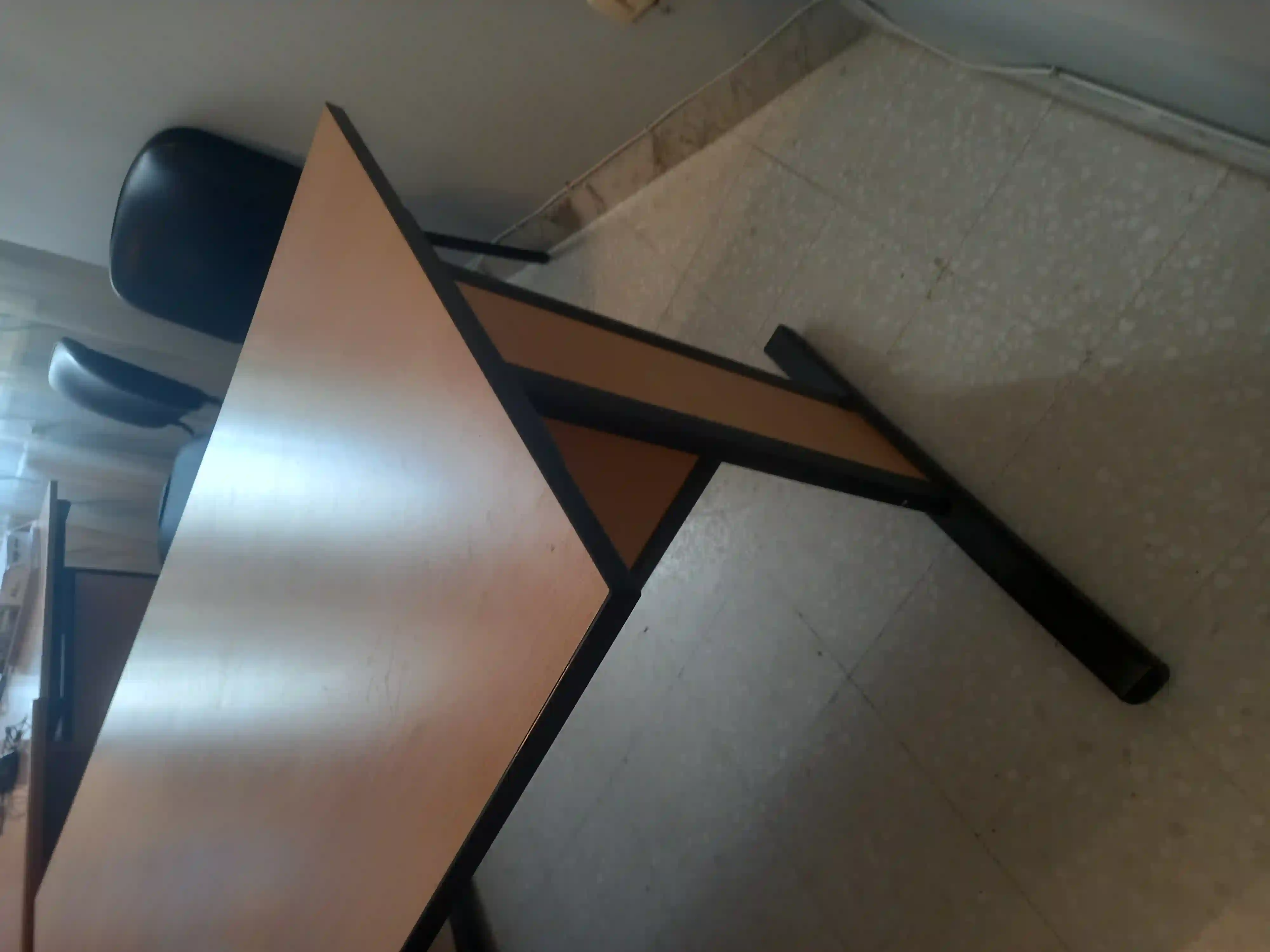 Bureau et 2 Éléments de Rangement à Ariana Ville