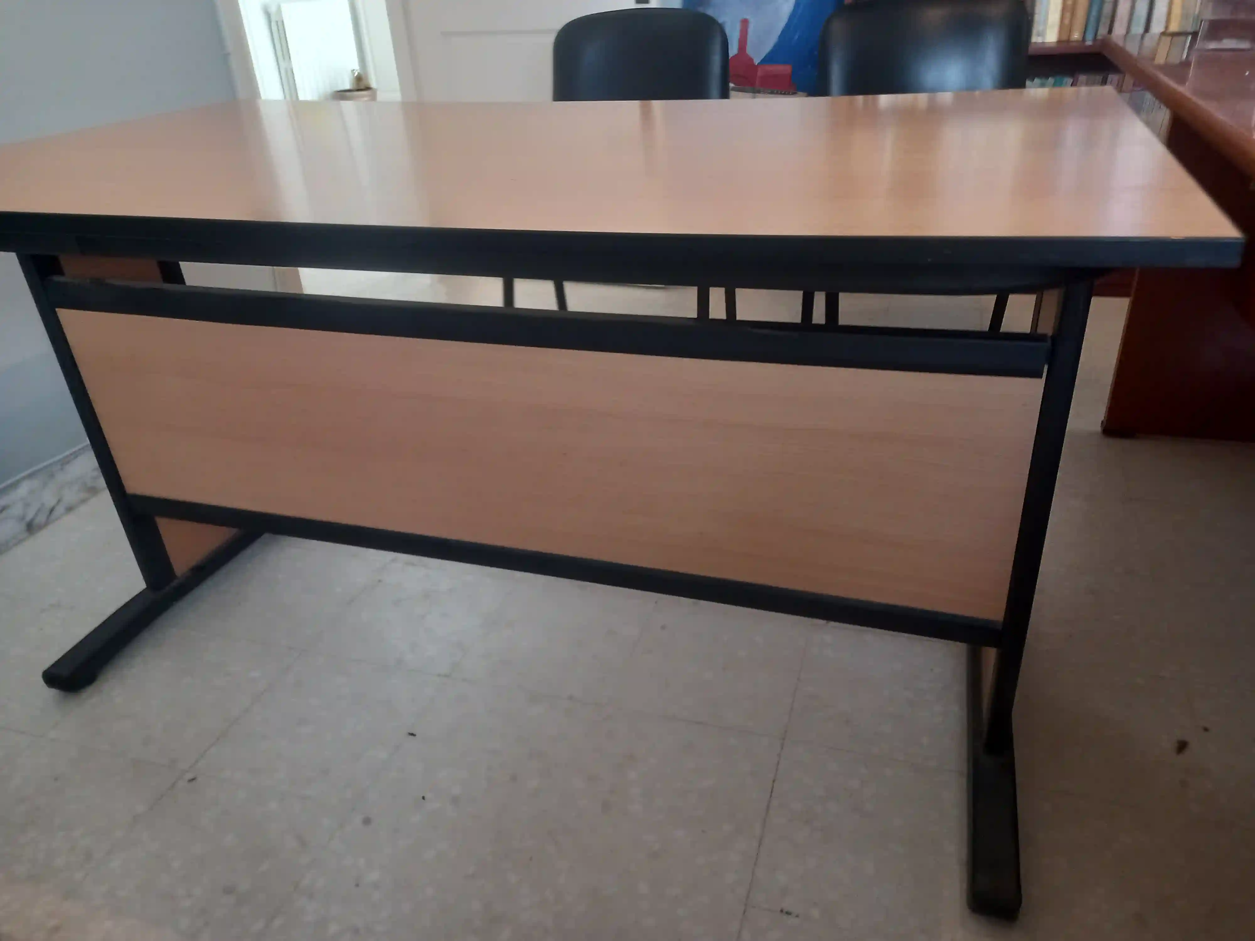 Bureau et 2 Éléments de Rangement à Ariana Ville - Vue 1