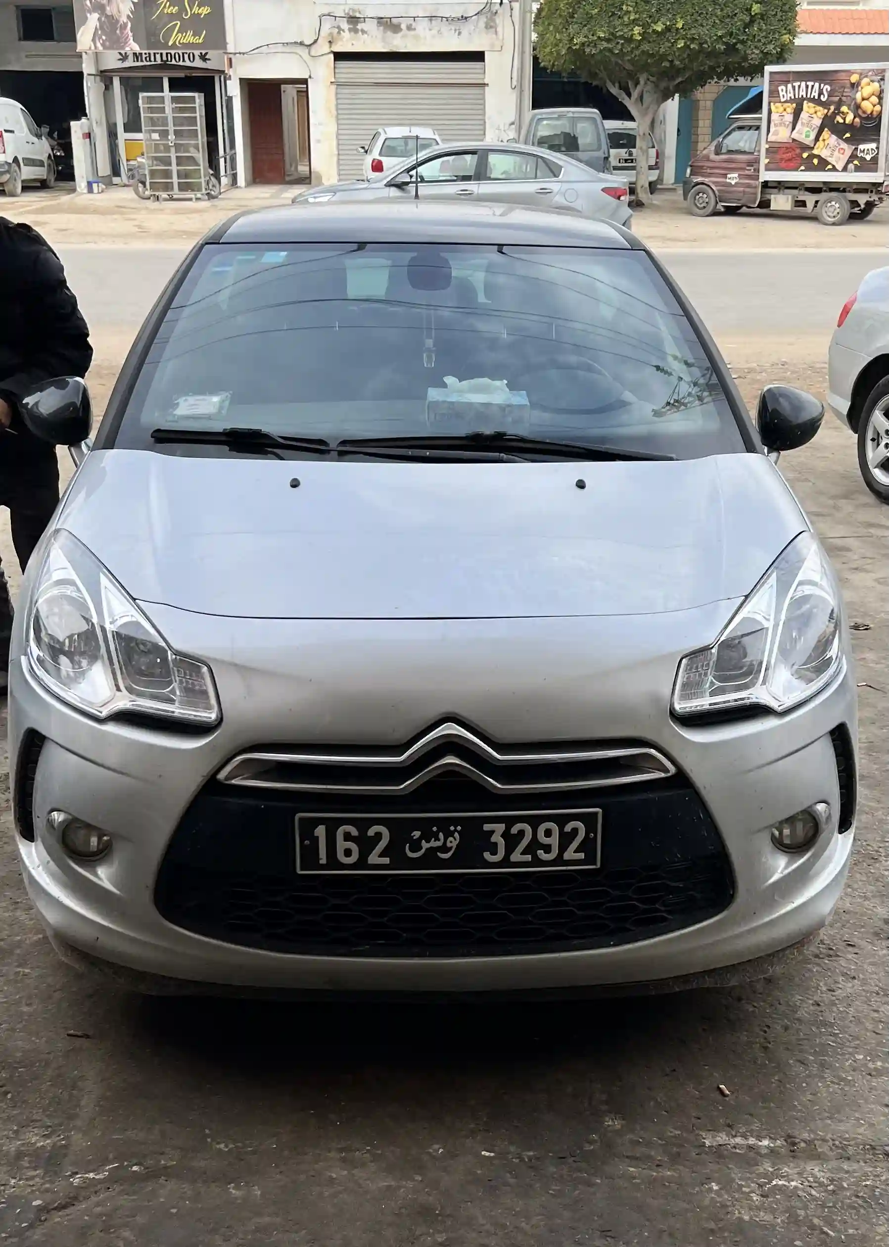 Tres Jolis Voiture d une Femme à Cite El Mallek - Vue 1