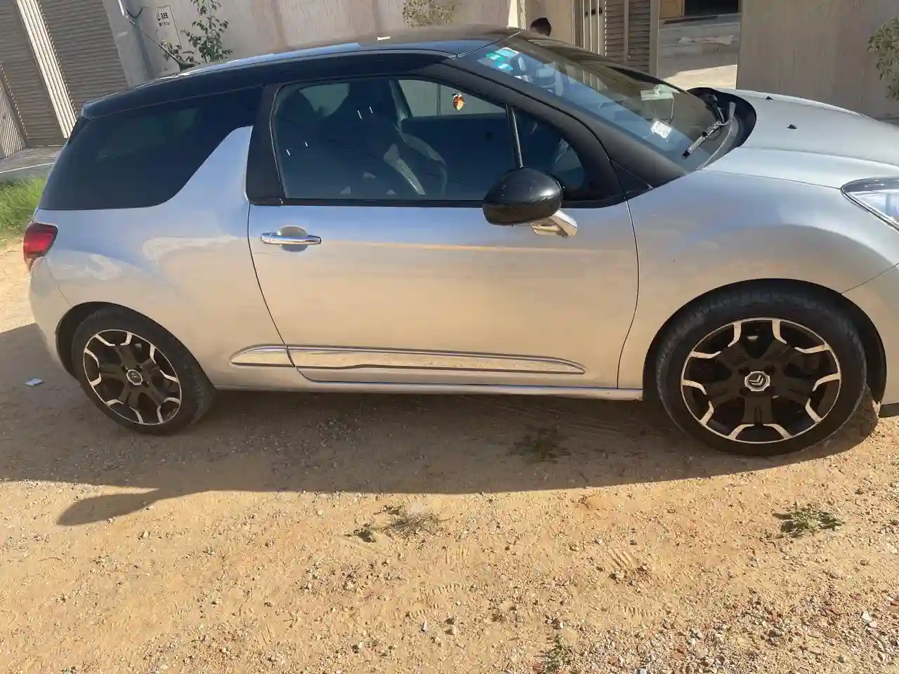 Tres Jolis Voiture d une Femme à Cite El Mallek - Vue 2