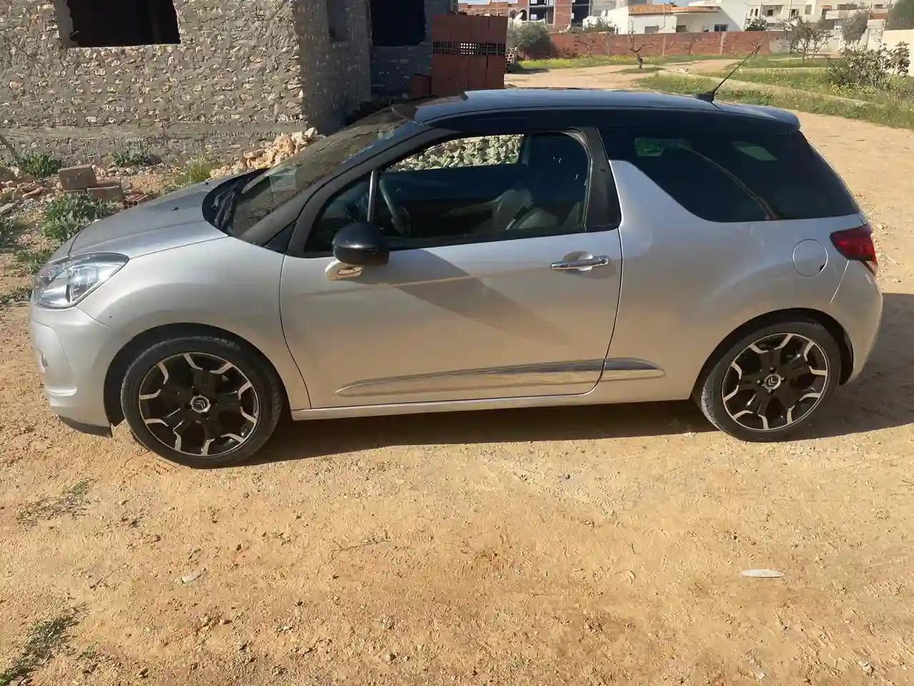 Tres Jolis Voiture d une Femme à Cite El Mallek - Vue 4