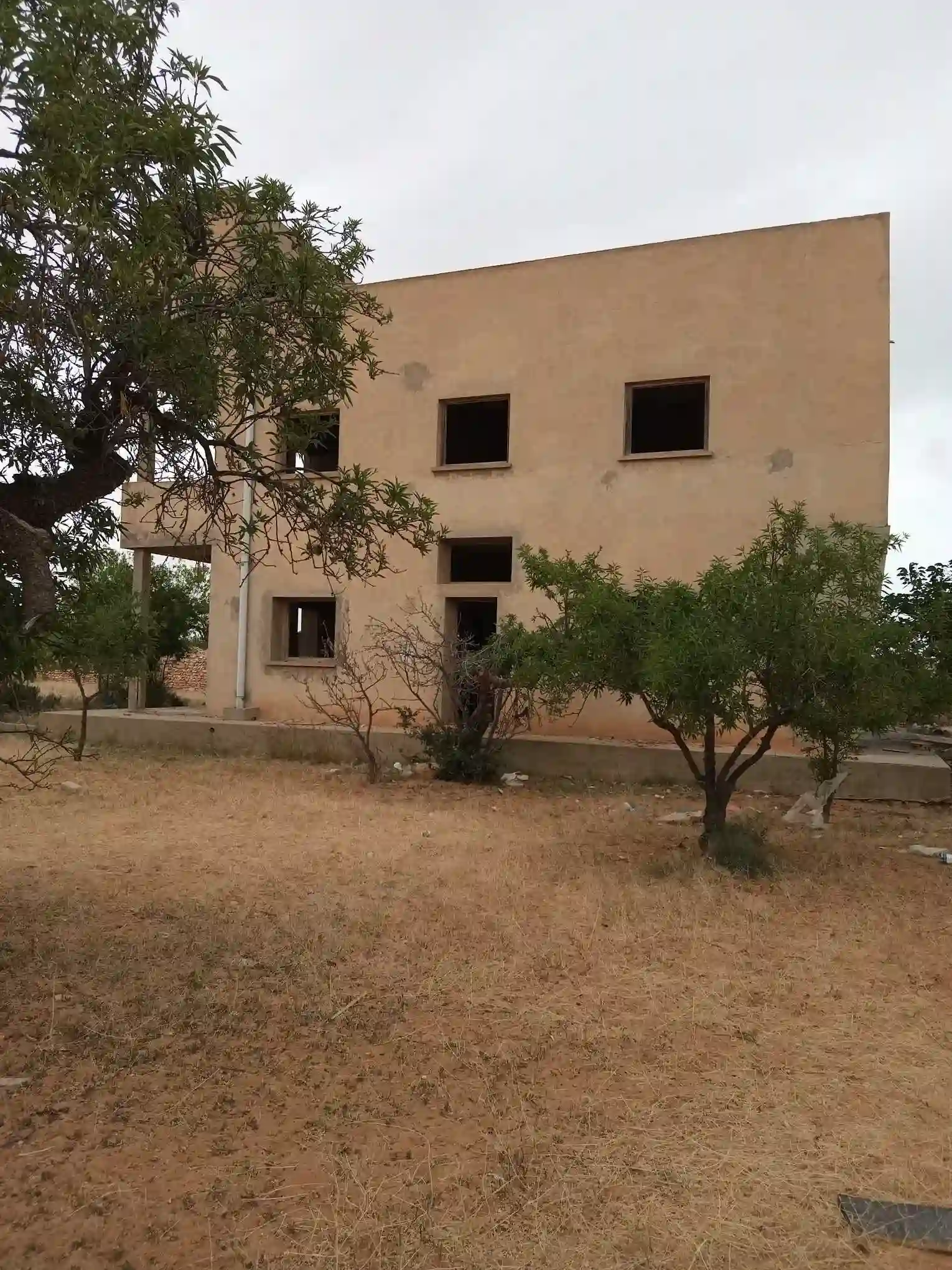 Terrain à Vendre Avec une Villa Inachevée de Deux Étages Séparés