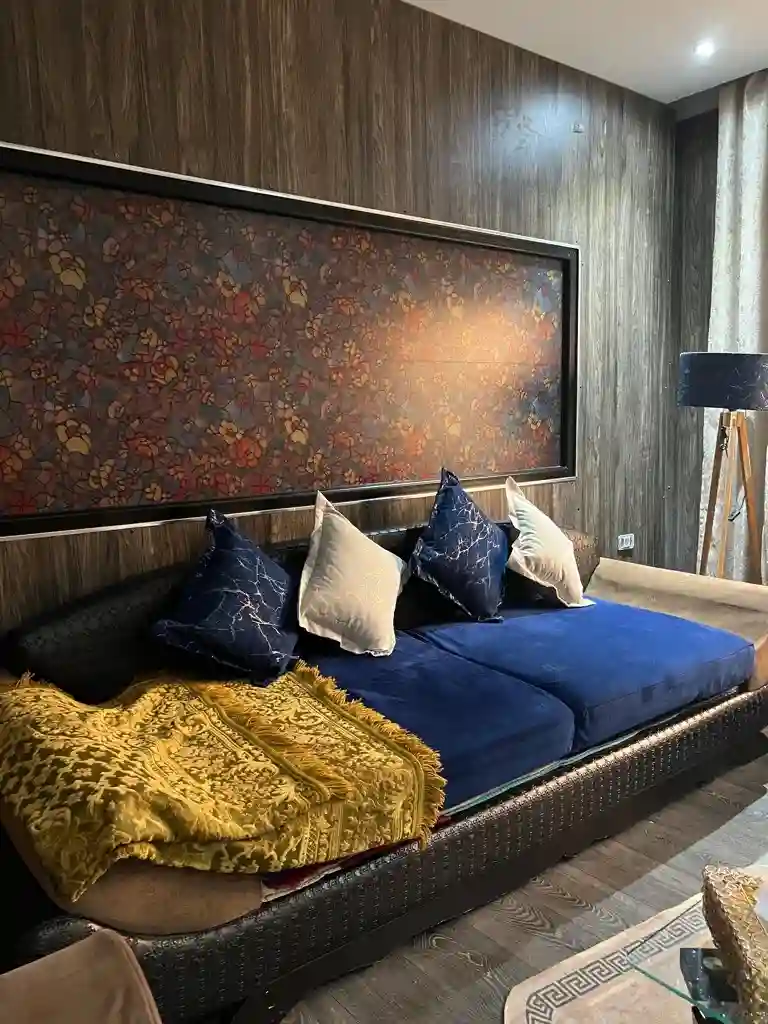 Salon Luxueux un Vrai Bijoux en Gold et Bleu Royale et Beige - Vue 2