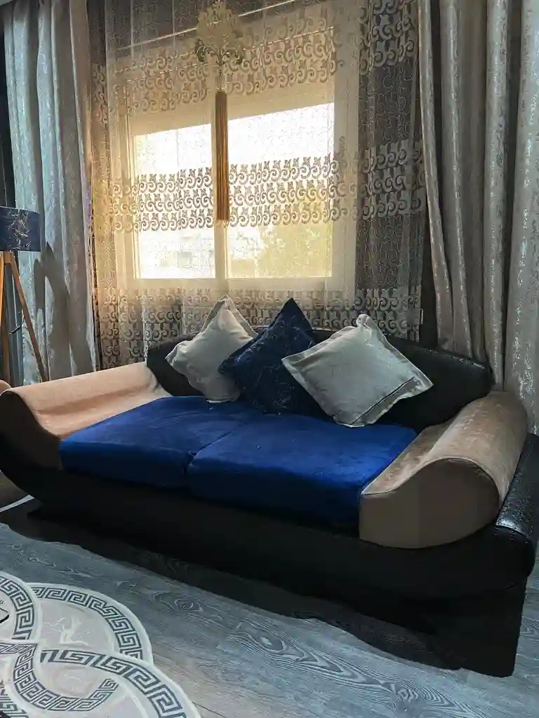 Salon Luxueux un Vrai Bijoux en Gold et Bleu Royale et Beige - Vue 4