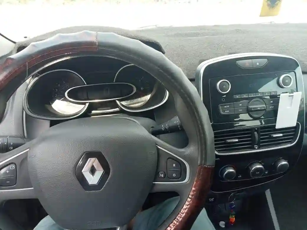 Clio 4 tce 1ère Main à Hammam Lif - Vue 2