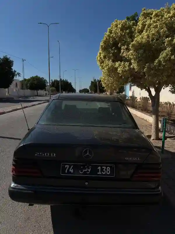 Mercedes 250 Diesel 1985 - Vue 2