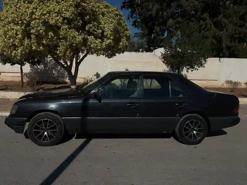 Mercedes 250 Diesel 1985 - Vue 3