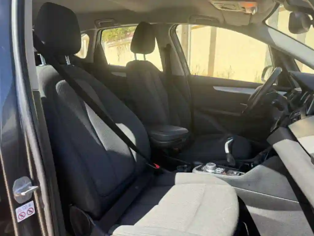 BMW Série 2 216d - Vue 1