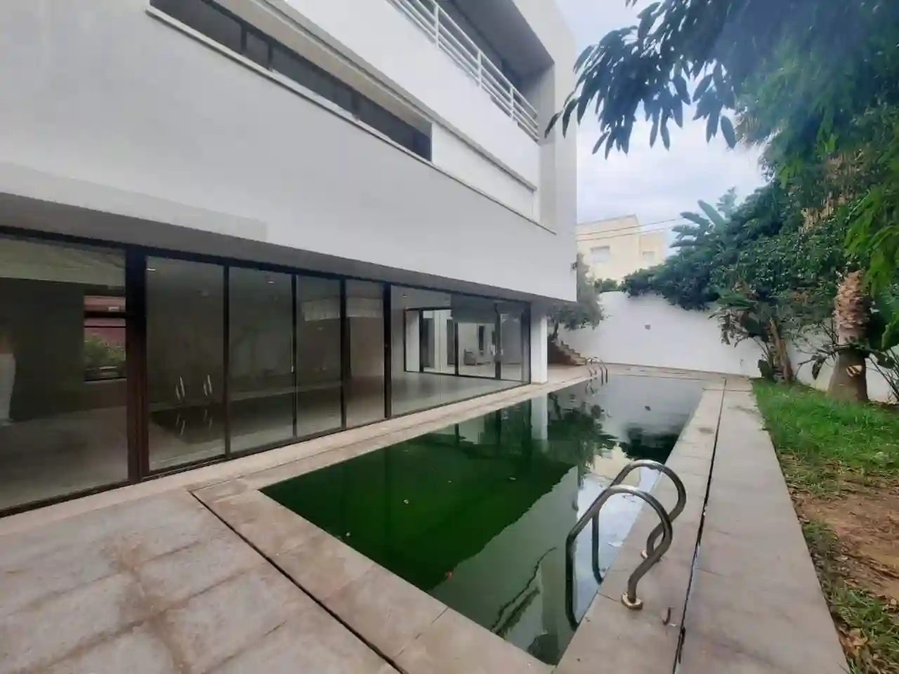 Coquette Villa Avec une Piscine à El Menzah 1 - Vue 3