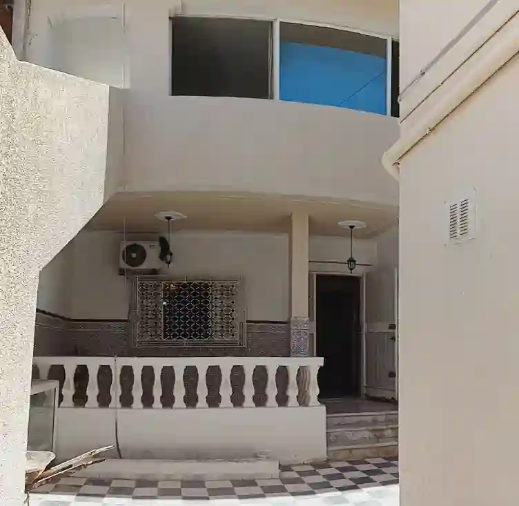 Villa av 20 Mars Avec Local Commercial à El Mourouj
