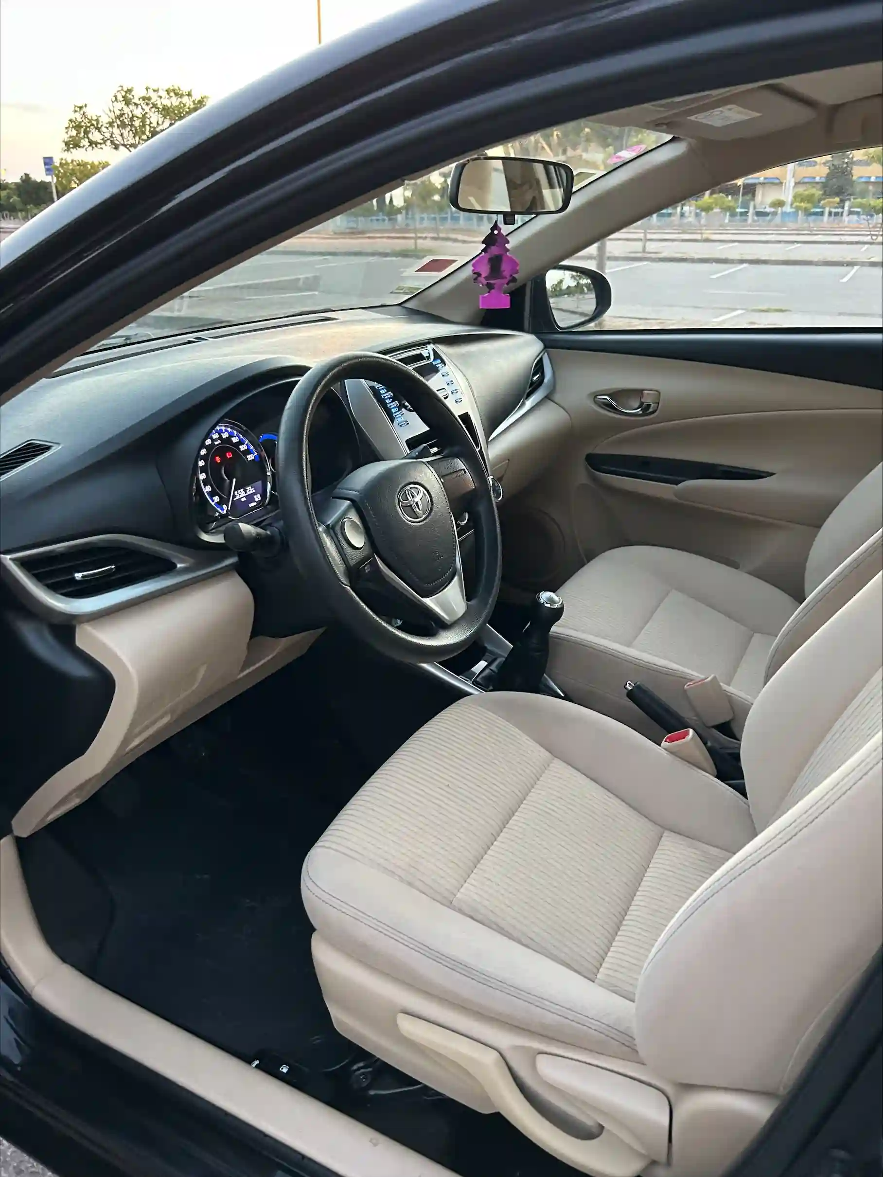 Toyota Yaris Sedan Elegance à Berge Du Lac - Vue 2