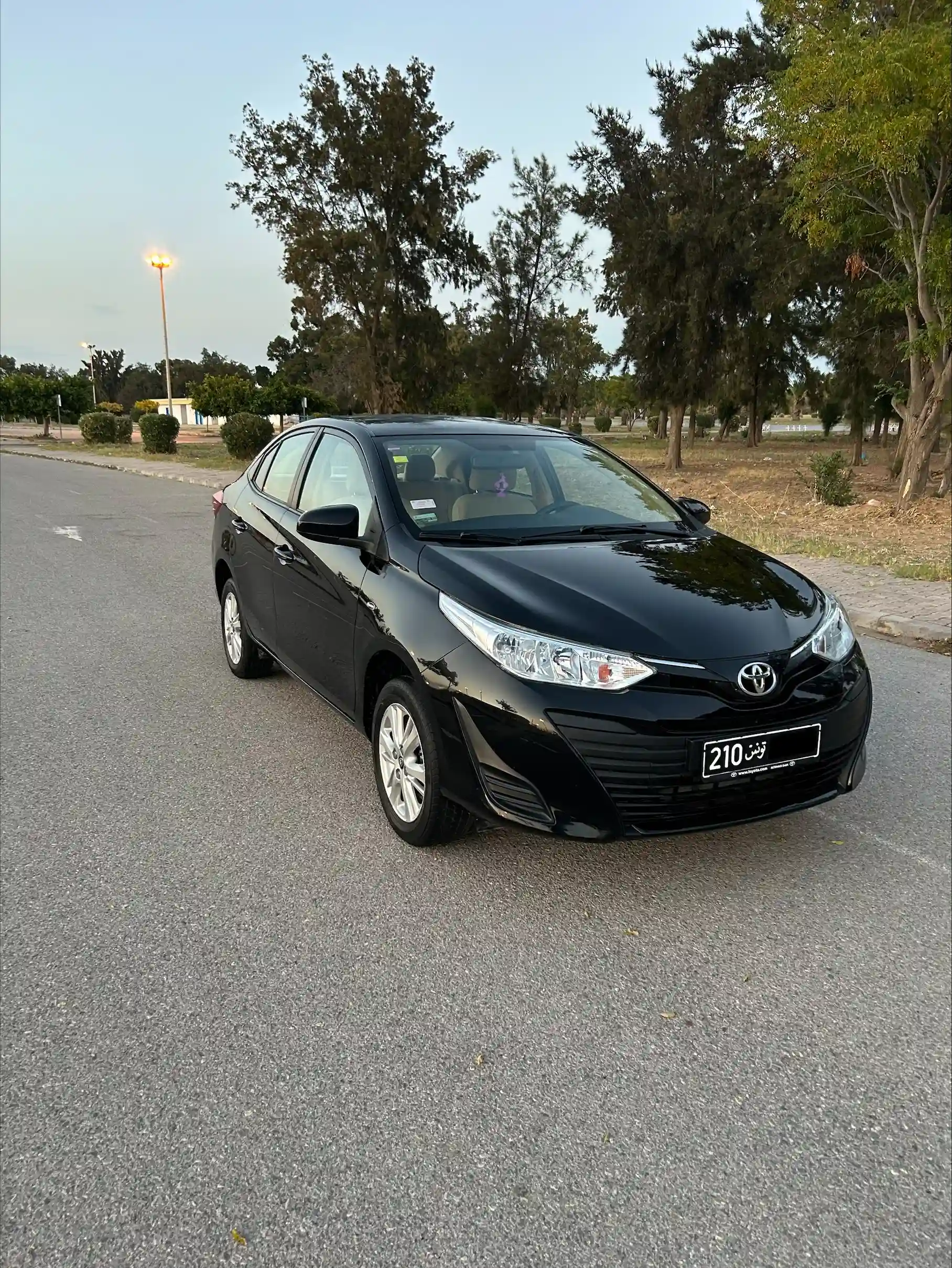 Toyota Yaris Sedan Elegance à Berge Du Lac - Vue 3