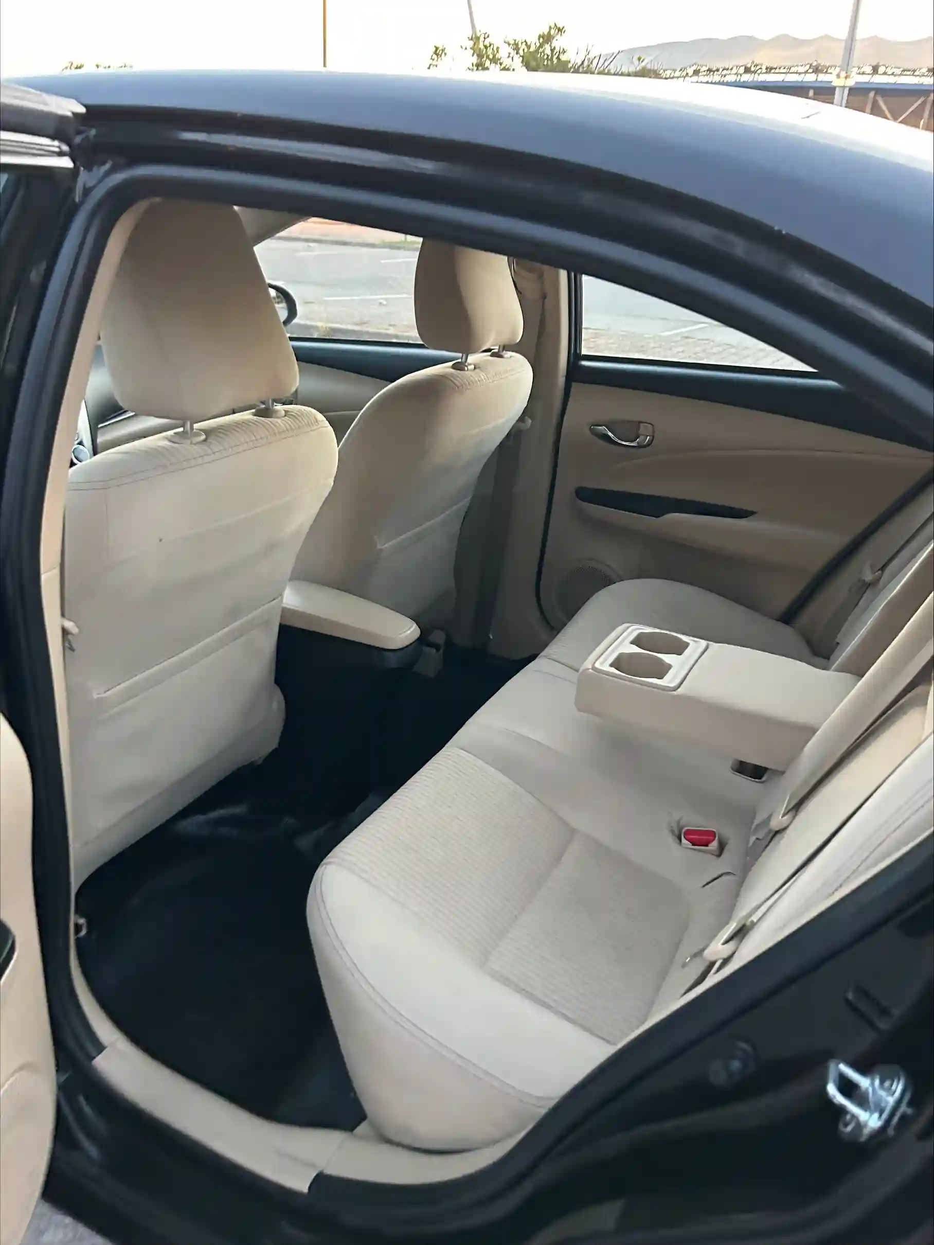 Toyota Yaris Sedan Elegance à Berge Du Lac - Vue 4