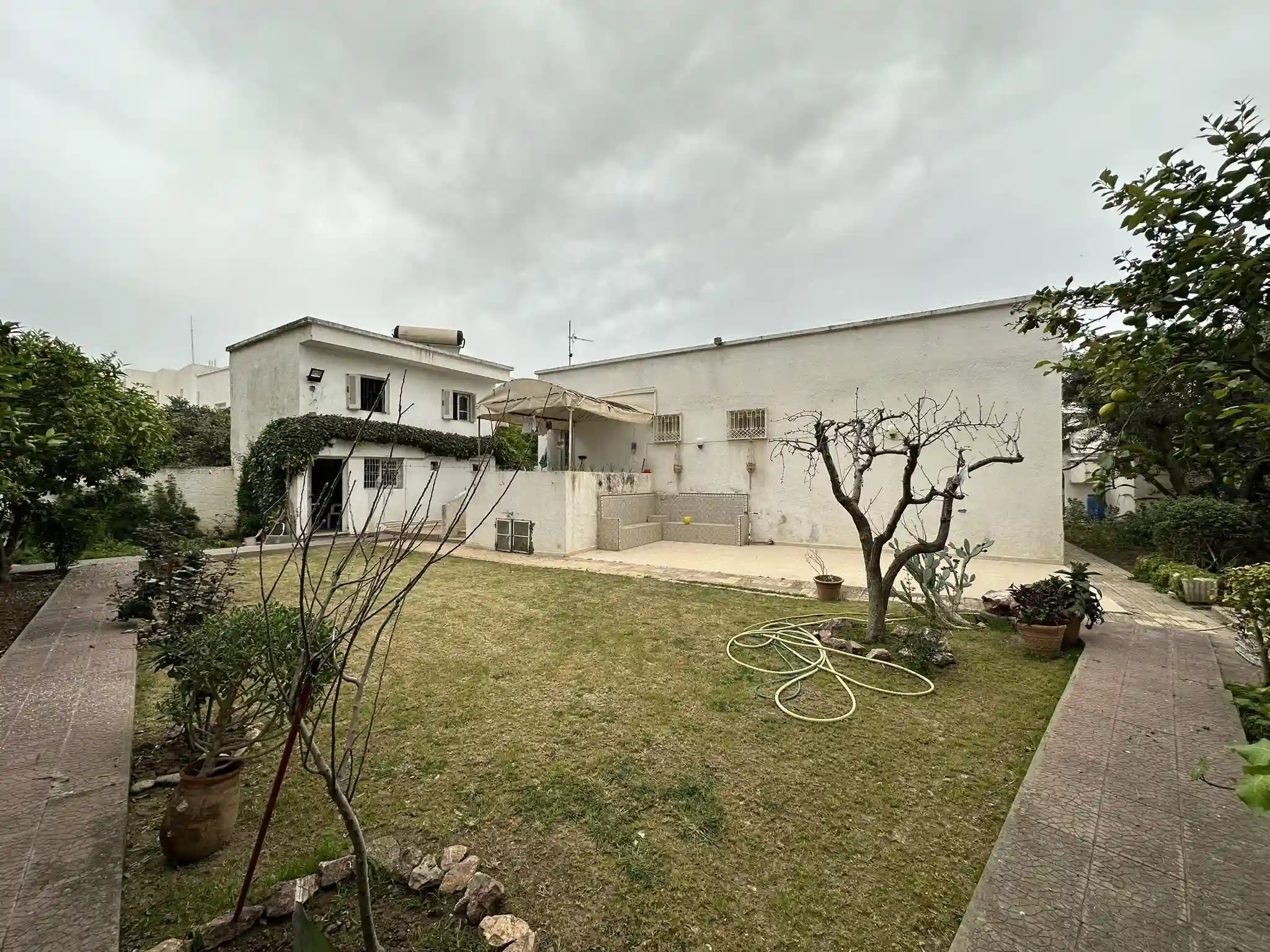 Villa Avec Jardin sur un Terrain de 800 à Ariana à Ariana - Vue 4