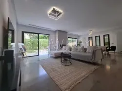 Une Belle Villa S3 Avec Piscine à La Soukra
