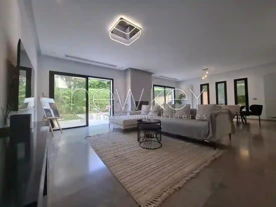 Une Belle Villa S3 Avec Piscine à La Soukra