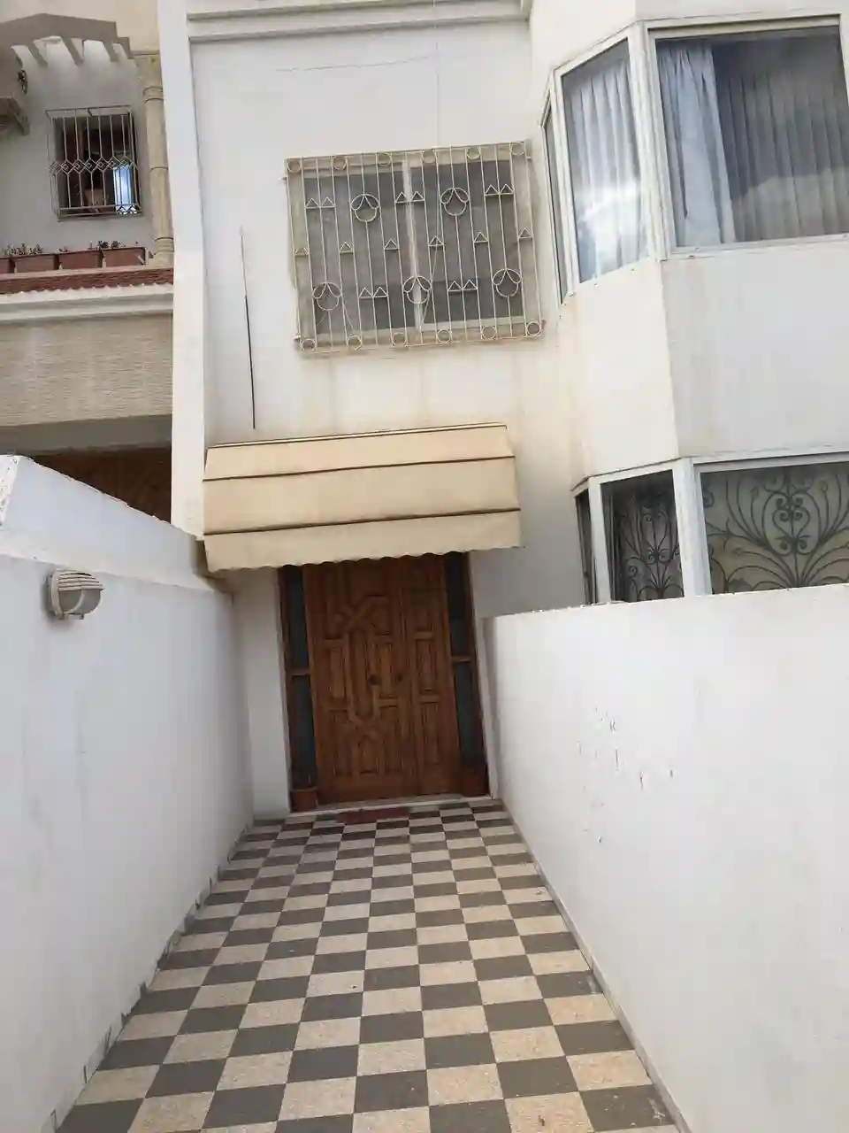 Villa 3 Niveaux à El Menzah 9 - Vue 3