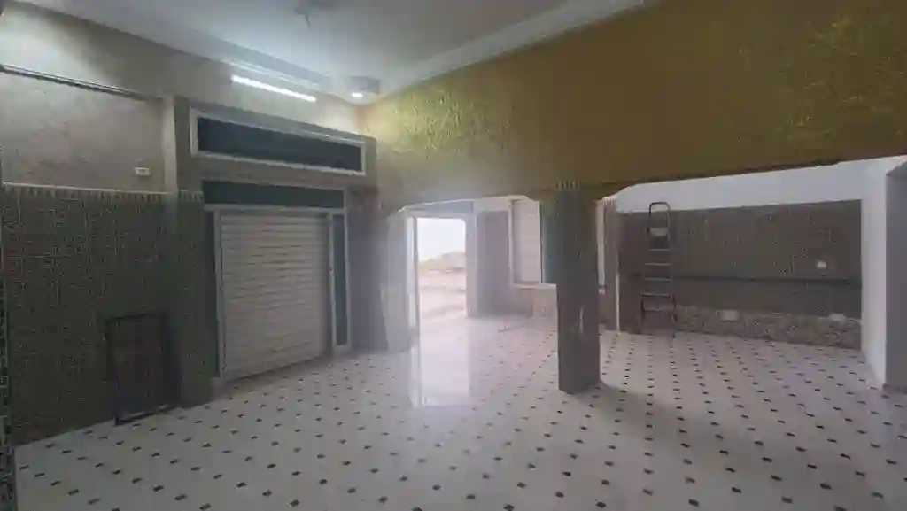 À Vendre – Local Commercial de 150 m² Avec Terrasse Idéal Pour s