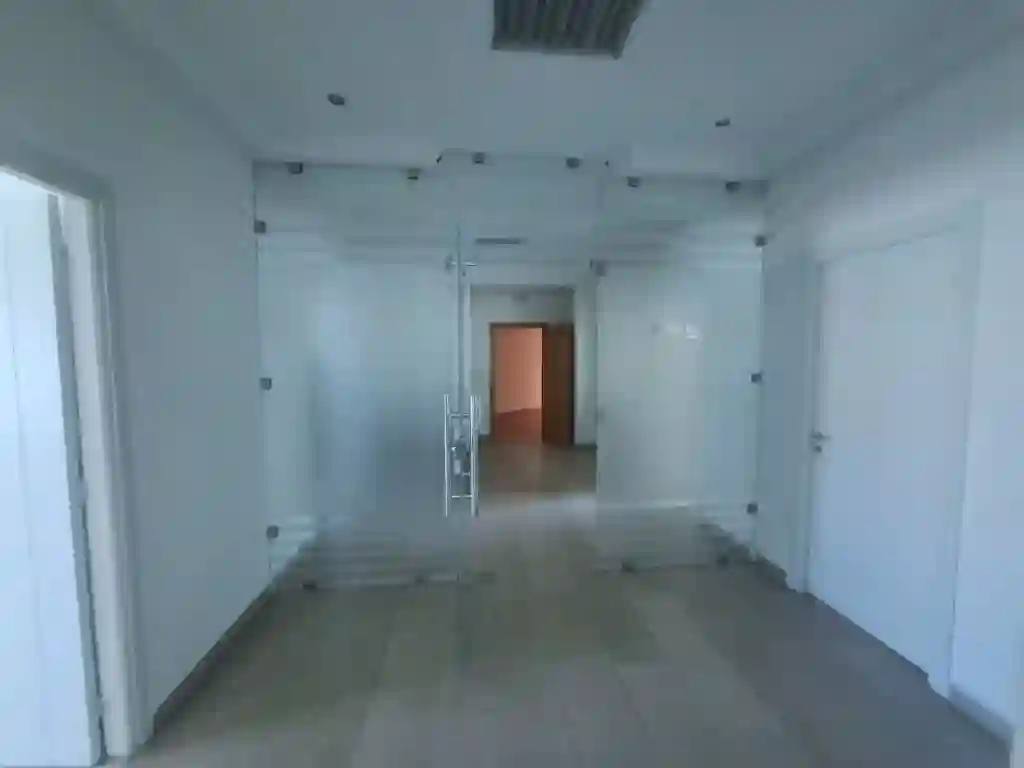 Bureau Meublé 5 Pièces 200 m² au 1er Étage à la Zone Industrielle