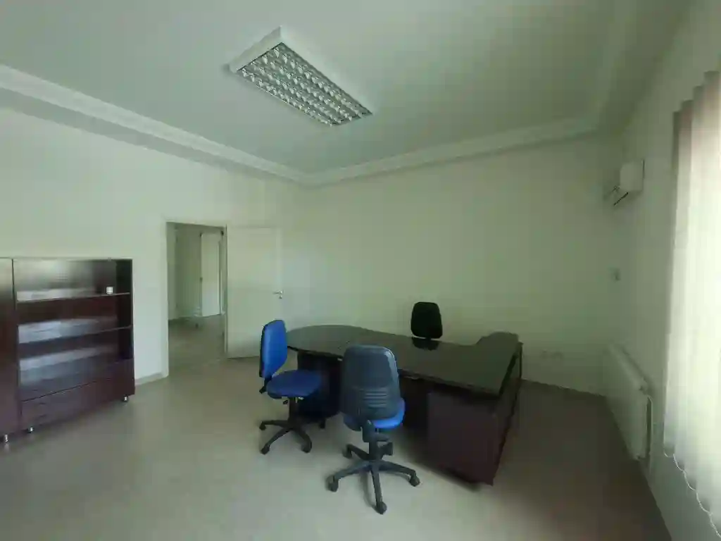 Bureau Meublé 5 Pièces 200 m² au 1er Étage à la Zone Industrielle - Vue 1