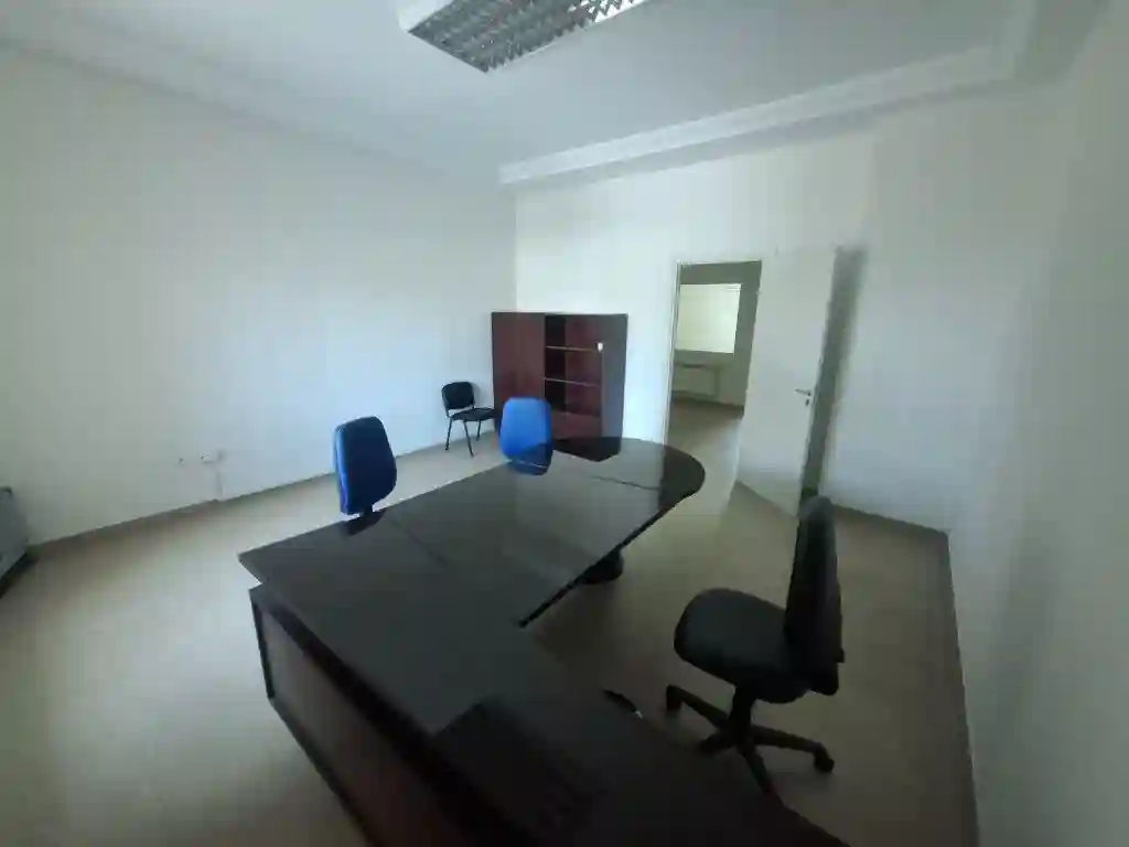 Bureau Meublé 5 Pièces 200 m² au 1er Étage à la Zone Industrielle - Vue 2