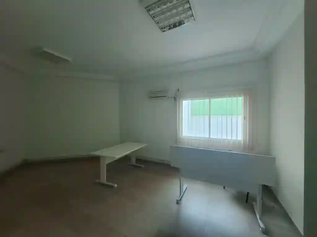 Bureau Meublé 5 Pièces 200 m² au 1er Étage à la Zone Industrielle - Vue 3