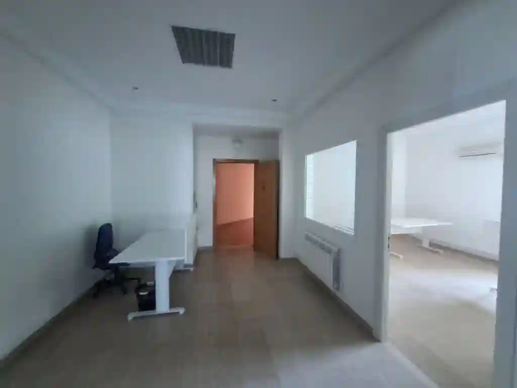 Bureau Meublé 5 Pièces 200 m² au 1er Étage à la Zone Industrielle - Vue 4