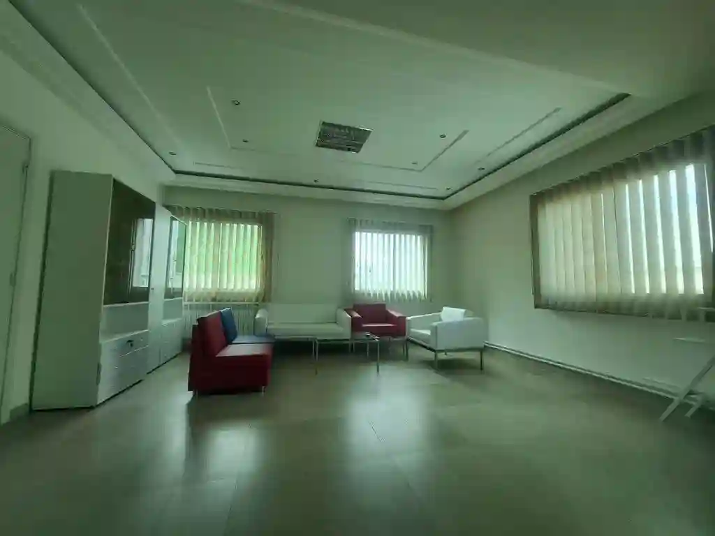 Bureau Meublé 5 Pièces 200 m² au 1er Étage à la Zone Industrielle - Vue 6