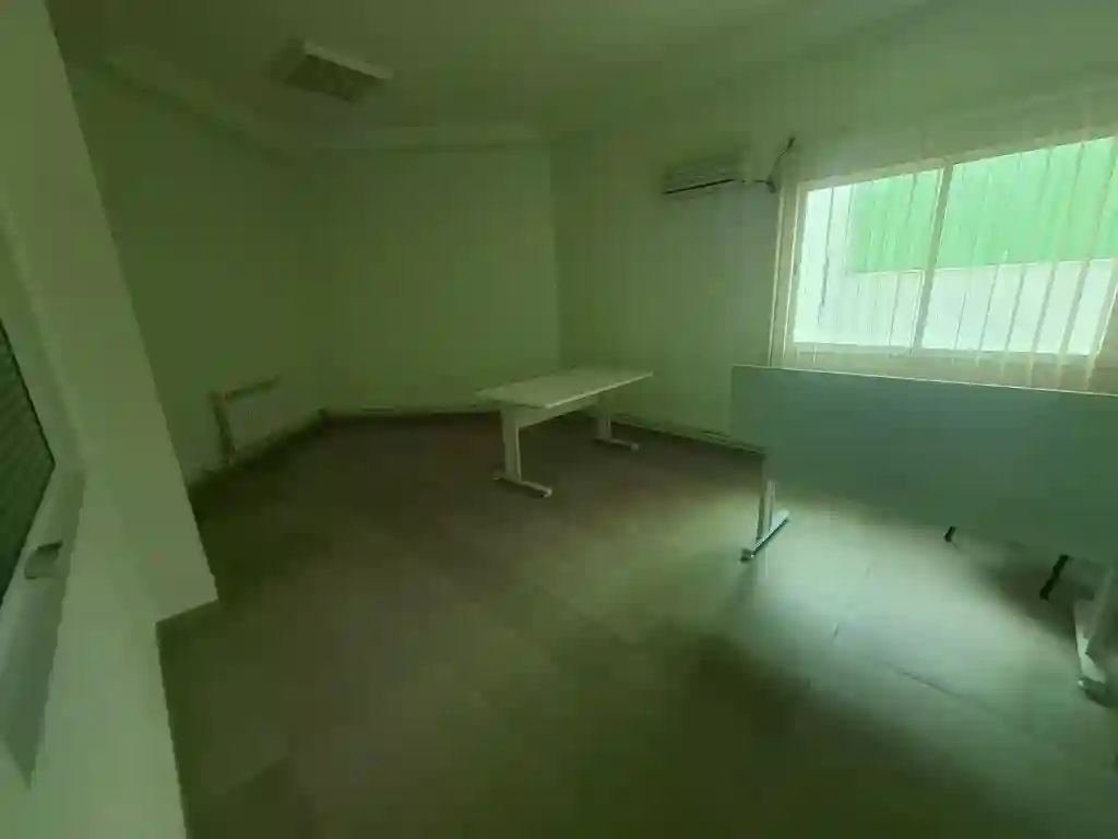 Bureau Meublé 5 Pièces 200 m² au 1er Étage à la Zone Industrielle - Vue 7