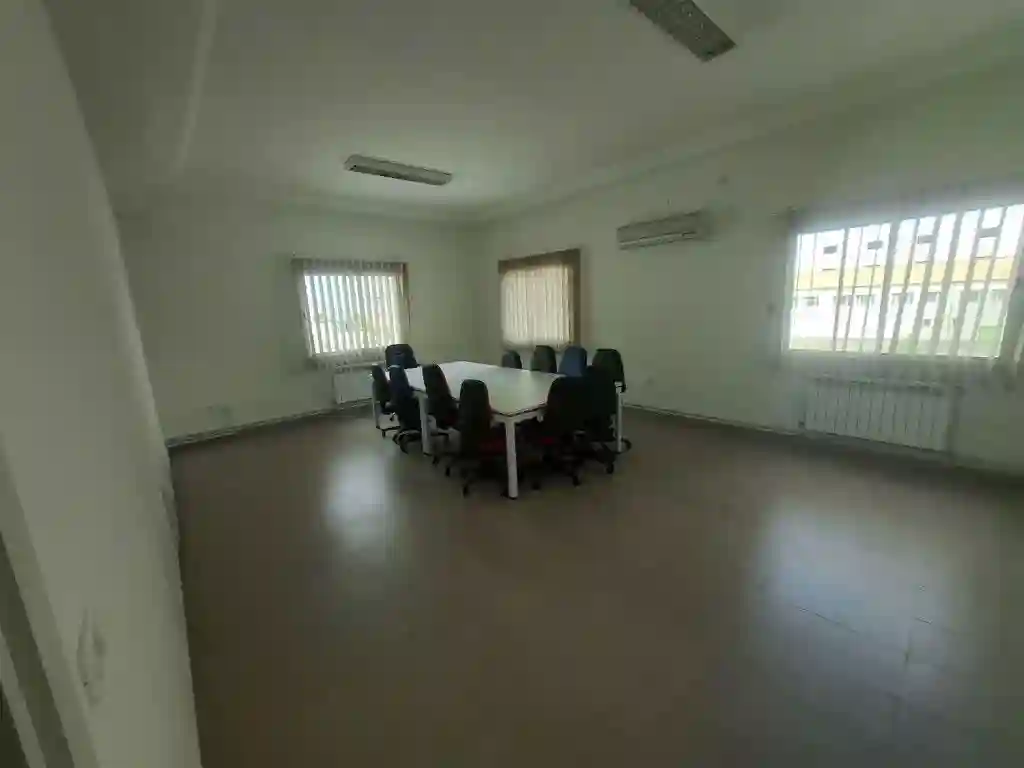 Bureau Meublé 5 Pièces 200 m² au 1er Étage à la Zone Industrielle - Vue 8