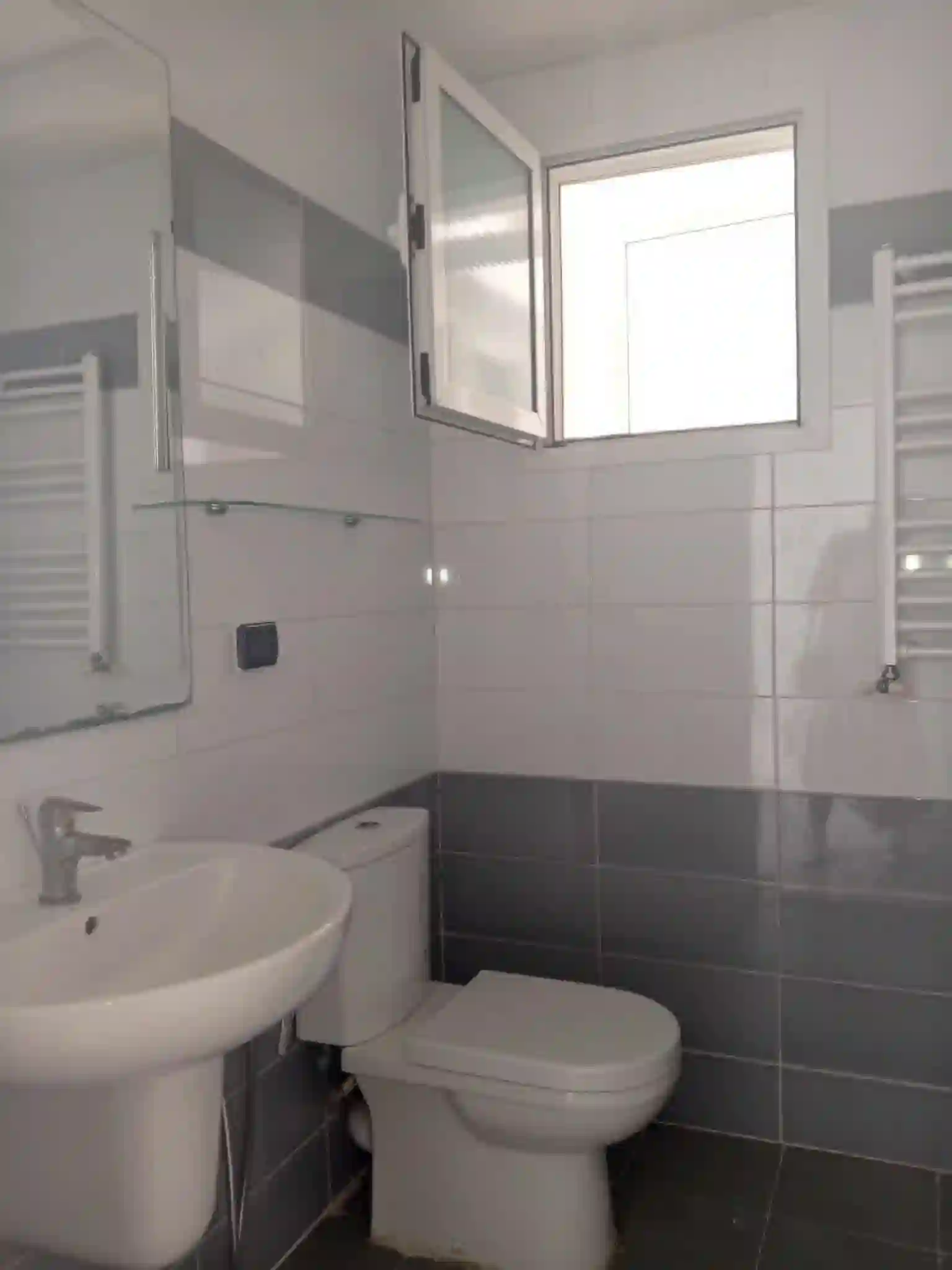 S2 Sans vis a vis pas Loin d Souk Jomaa à La Mannouba