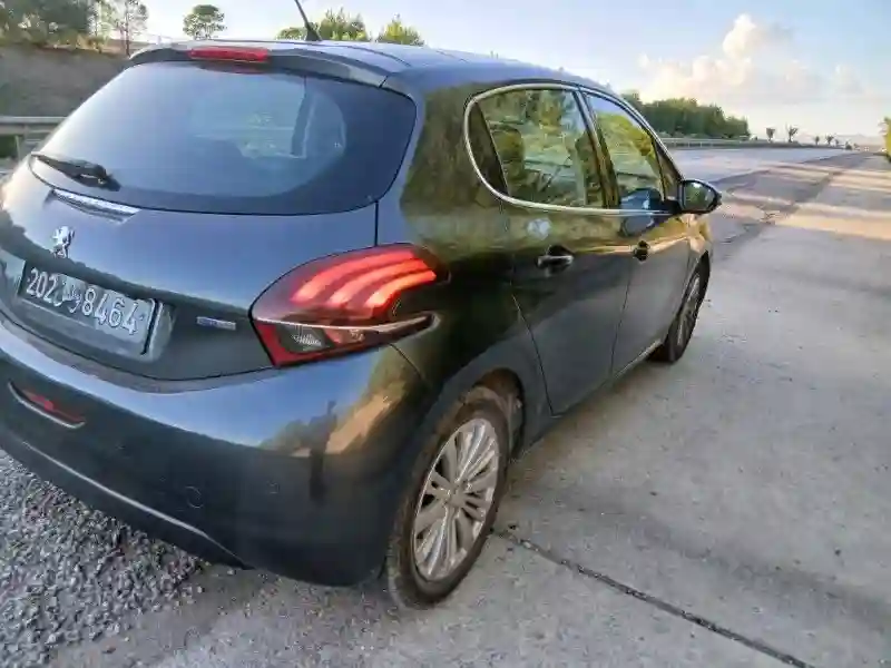 Peugeot 208 Série Spéciale City - Vue 8