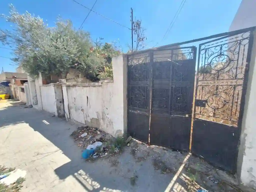 À Vendre Terrain de 456 m² Avec Titre Foncier sur Route Princi