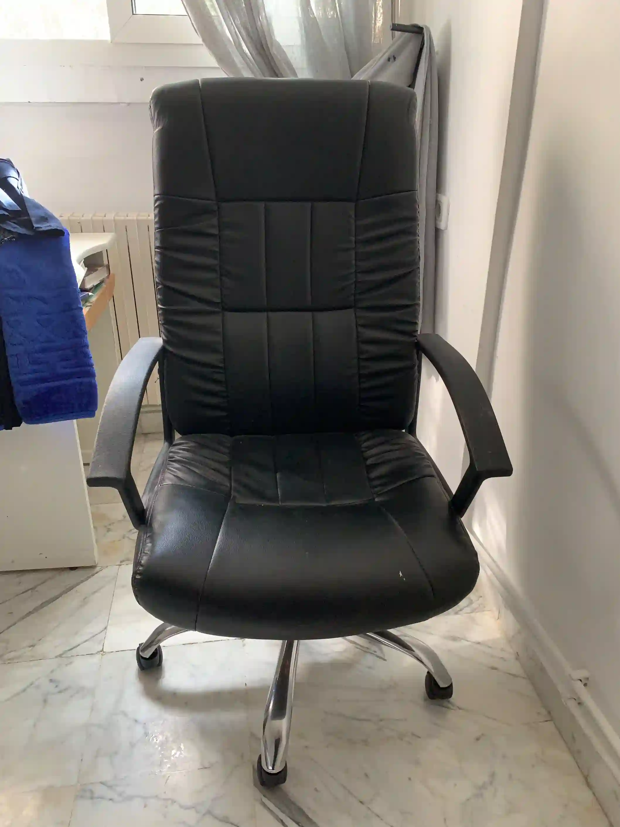une Chaise de Bureau Noire Confortable et en Très bon État