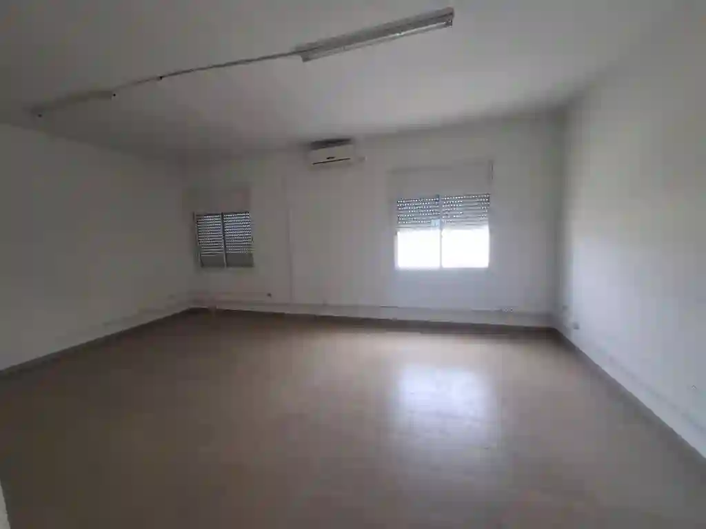 Bureau h+4 au 2ème Étage à la Zone Industrielle Mghira Emplaceme