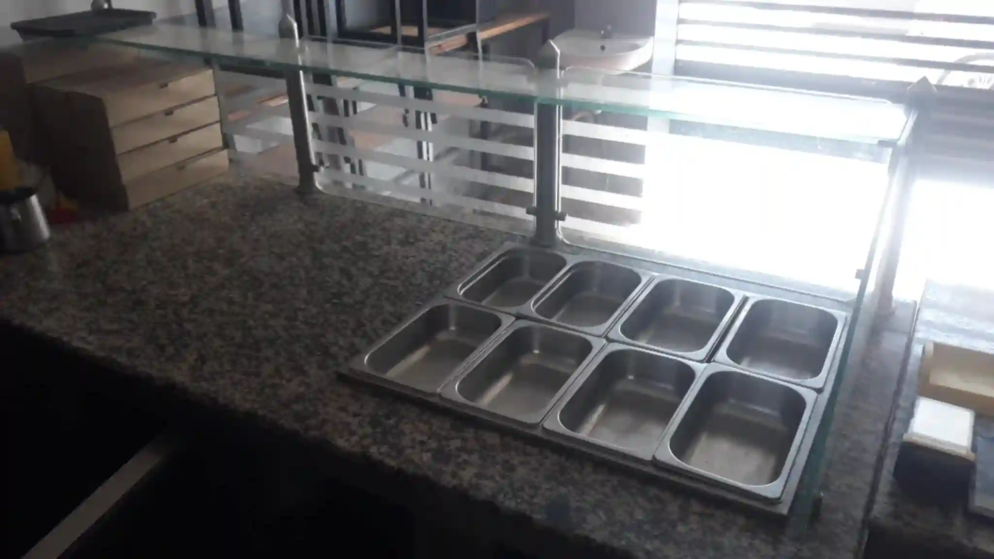 Comptoir Refrigere Avec 8 Bacs et Table Caisse à Ariana Ville - Vue 1