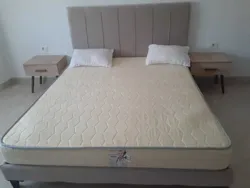 Lit Avec Matlat et 2 Tables de Nuit