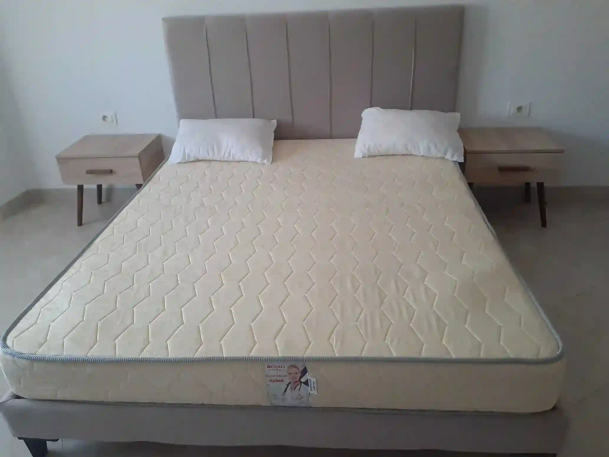Lit Avec Matlat et 2 Tables de Nuit